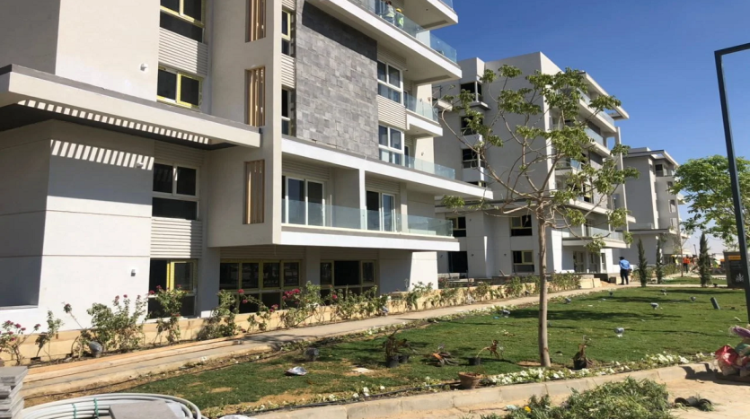 Lagoon Apartment for sale in Mountain view icity New Cairo